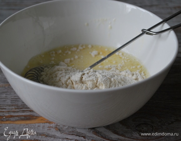 Яйца смешайте с молоком, сахаром и солью, добавьте муку и взбейте венчиком, чтобы не было комочков. Тесту дайте постоять 15 минут.