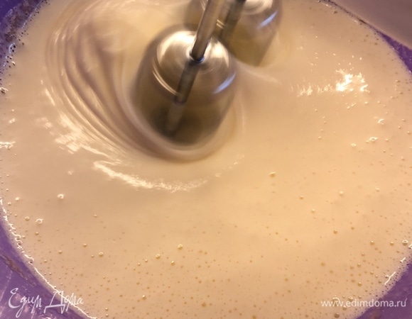 Яйца взбить с сахаром до образования плотной светлой массы (как на фото), понемногу ввести муку, очень аккуратно перемешать, чтобы не выпустить пузырьки воздуха.
