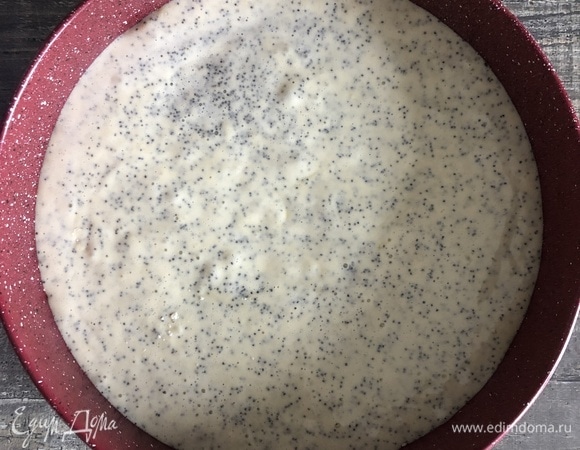 Можно добавить в тесто наполнители: мак, какао, ванилин, орехи. Готовое тесто выкладываем в форму, застеленную пергаментной бумагой, и отправляем выпекаться на 40 минут в духовку, разогретую до 180°C.