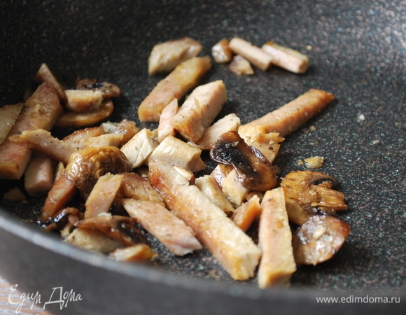 Приготовьте начинку: в сковороде разогрейте масло и обжарьте грибы 2–3 минуты, добавьте соль и перец по вкусу. Мясо нарежьте тонким полосками (у меня вареное мясо), добавьте к грибам, прогрейте все вместе пару минут. Начинка может быть любая — все, что вам нравится.