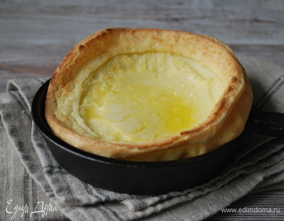 Достаньте блин из духовки и переложите в него начинку.