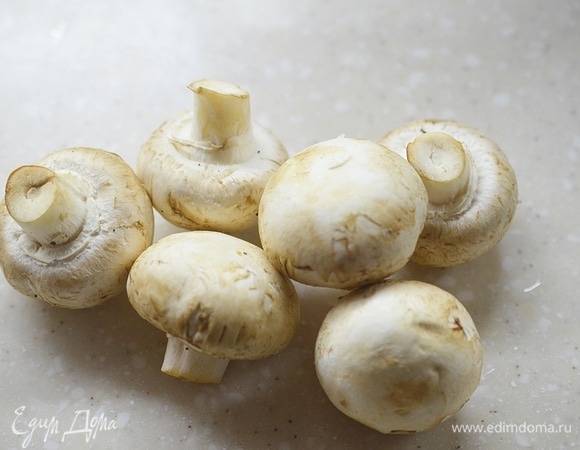 Грибы промойте, обсушите. Берите шампиньоны среднего размера, чтобы можно было запечь их целиком.