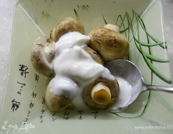 К грибам добавьте сметану.