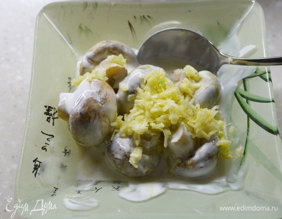 Измельченный чеснок. Перемешайте.