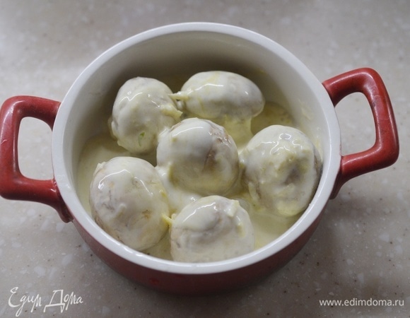 Выложите грибы в жаропрочную форму, полейте соусом, в котором они мариновались. Готовьте в разогретой до 180°C духовке 20–25 минут.