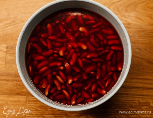 Фасоль промыть, залить водой и оставить на ночь.