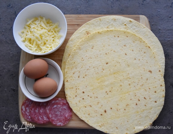 Готовлю продукты. В рецепте указана норма на одну большую порцию, которой хватит и на двоих. Сыр можно взять любой, главное, чтобы он хорошо плавился. Компоненты начинки можно менять по наличию продуктов и своему предпочтению.