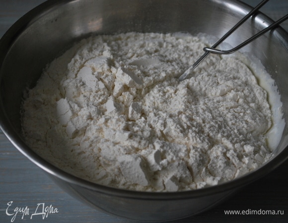 Отделите желтки от белков. Желтки смешайте с сахаром и молоком. В муку добавьте разрыхлитель и соль. Взбейте все хорошо венчиком, чтобы не было комочков. Дайте тесту постоять 15 минут.