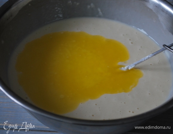 Сливочное масло растопите, остудите. Влейте его в тесто, перемешайте.