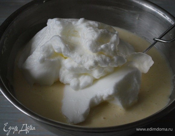 Белки хорошо взбейте до устойчивых пиков и подмешайте в тесто.