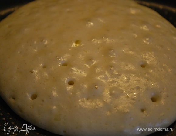 Выпекайте панкейки на сухой сковороде. Когда на поверхности начнут появляться пузырьки, можно переворачивать блинчик на другую сторону.