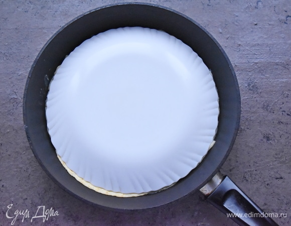 Для того чтобы удобнее и безопаснее можно было перевернуть лепешку, накрываю ее тарелкой и переворачиваю сковороду. Лепешка оказывается на тарелке тортильей вниз, а омлетом наверх.