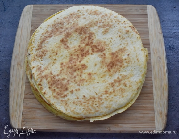 Готовые кесадильи складываю стопочкой и накрываю кухонным полотенцем.