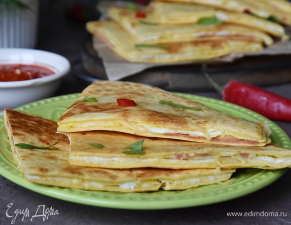 Перед подачей нарезаю кесадилью на четыре части ножом для пиццы.