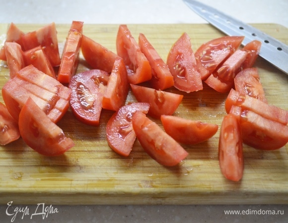 Помидоры помойте, удалите плодоножку, нарежьте дольками.