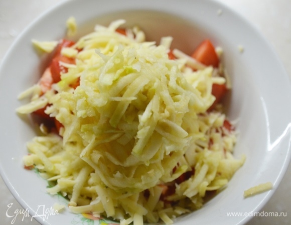 Яблоки почистите от кожуры, также натрите на крупной терке.