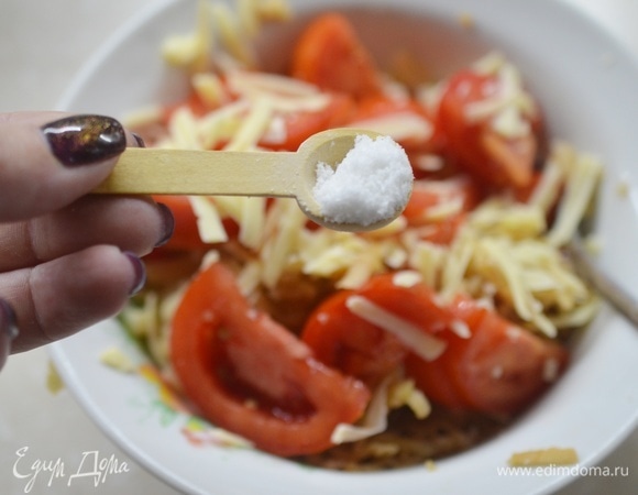 Перемешайте все ингредиенты, посолите салат.