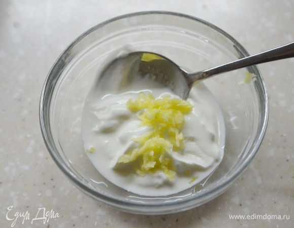 Для заправки смешайте сметану и измельченный чеснок.
