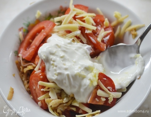 Заправьте салат, перемешайте.