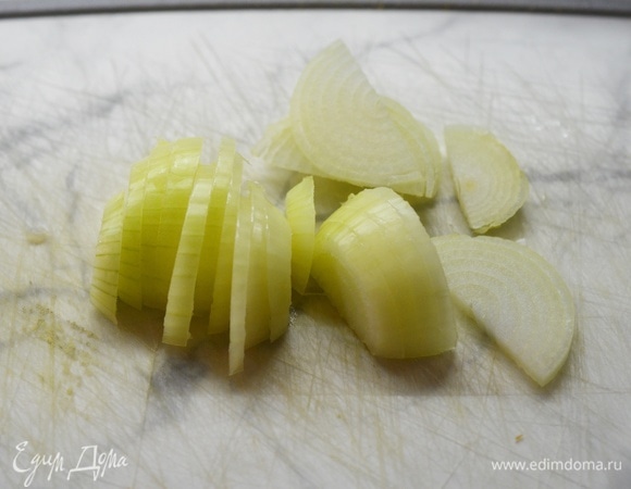 Лук очистите, нарежьте полукольцами.