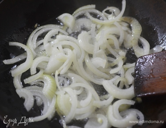 Обжарьте лук до золотистого цвета с добавлением масла.