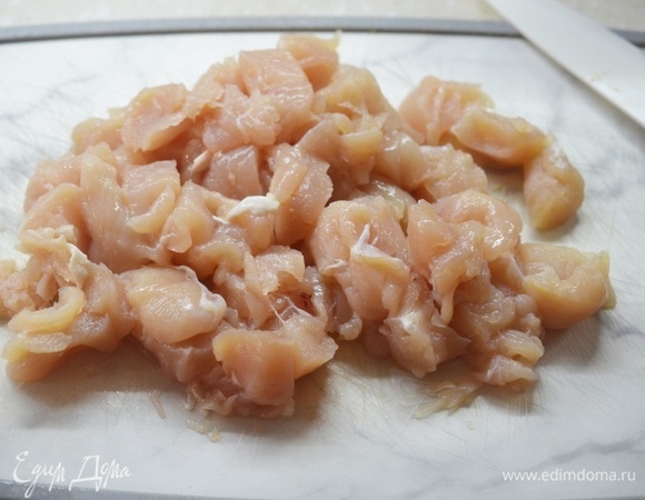 Куриное филе промойте, нарежьте на кусочки.