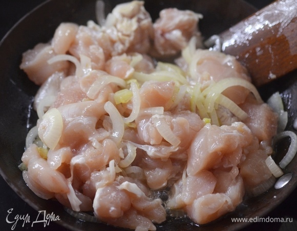 Добавьте к луку. Обжаривайте все вместе около 20 минут, часто перемешивая.