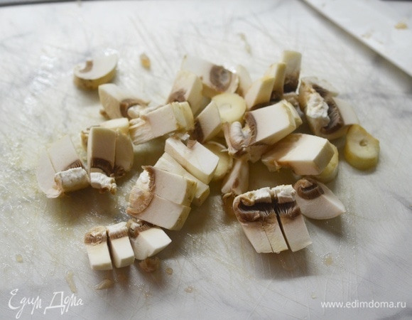Грибы промойте, произвольно нарежьте.
