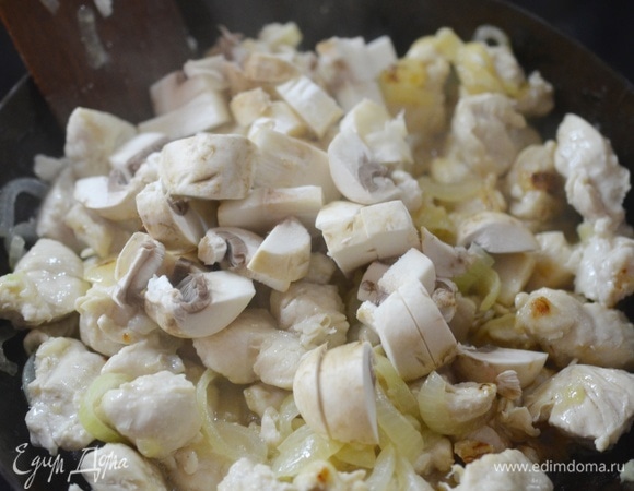 Добавьте в сковороду. Обжаривайте все вместе до полного испарения жидкости и золотистого цвета. Все-таки мы жарим ингредиенты, а не тушим их.