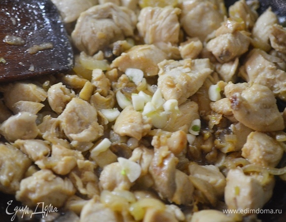 Добавьте измельченный чеснок.