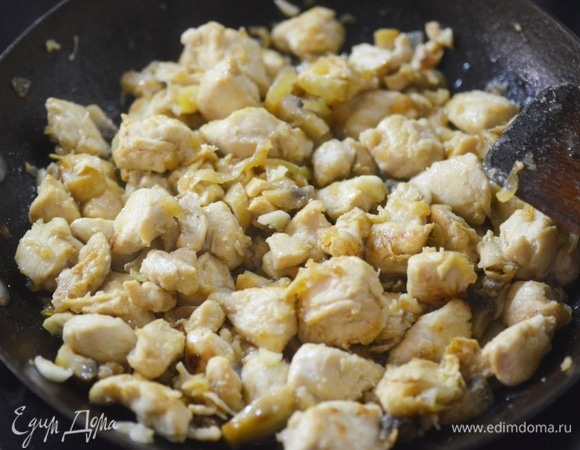 В самом конце посолите блюдо. Перемешайте и снимите с огня.