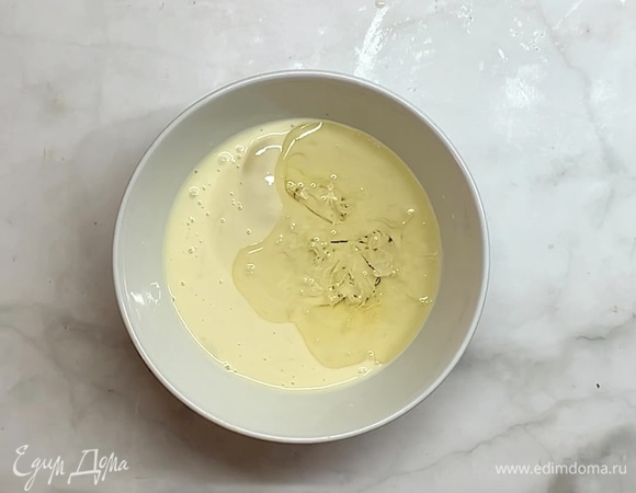 В отдельной миске смешиваем кокосовое молоко, яйцо, сироп топинамбура и растопленное кокосовое молоко.