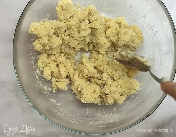 Соединяем сухие и жидкие смеси, перемешиваем ложкой.