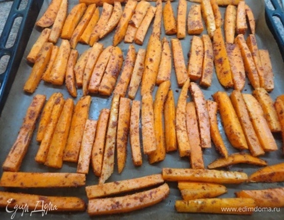Выложите морковь в специях на противень в один слой и запекайте в центре духовки 15 минут.