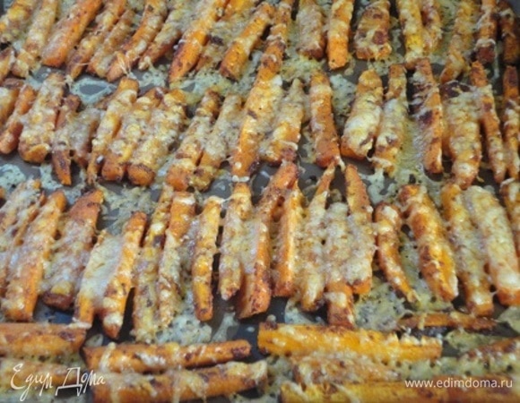 Затем посыпьте натертым твердым сыром и продолжайте запекать еще 15 минут.