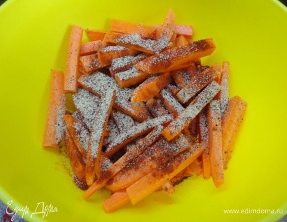 Разогрейте духовку до 220°C. Противень застелите пекарской бумагой или ковриком. Морковь очистите и нарежьте брусочками размером примерно 10х1,5х1,5 см. Смешайте чесночный порошок, паприку, черный перец и немного соли. Полейте морковные брусочки оливковым маслом, перемешайте, посыпьте смесью специй, снова перемешайте.