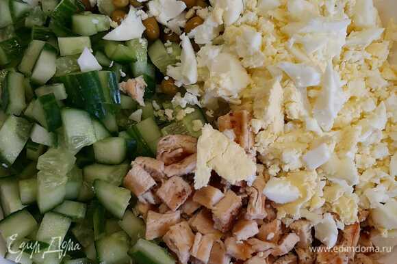 Нарезать огурец, яйцо. Добавить зеленый горошек. Заправить салат майонезом. Можно добавить немного хрена или горчицы. Приятного аппетита!