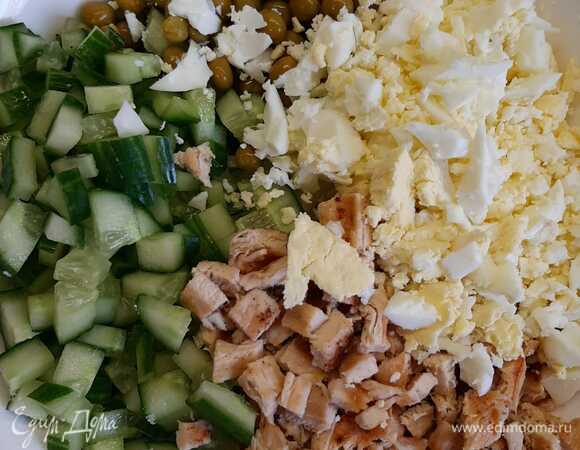 Нарезать огурец, яйцо. Добавить зеленый горошек. Заправить салат майонезом. Можно добавить немного хрена или горчицы. Приятного аппетита!