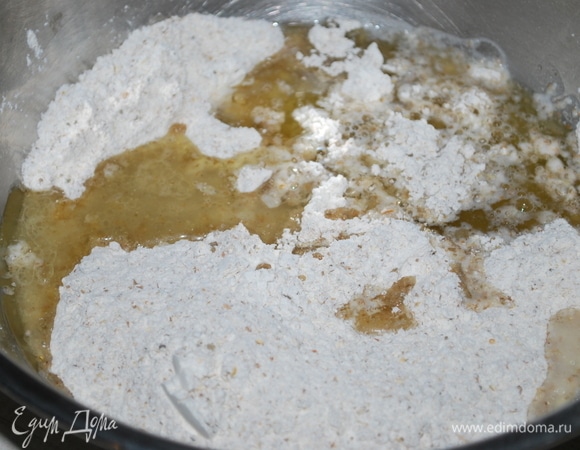 В миске смешайте ржаную и пшеничную муку, добавьте разрыхлитель, соль и сахар. В чашку налейте оливковое масло и кипяток, размешайте и влейте в муку.