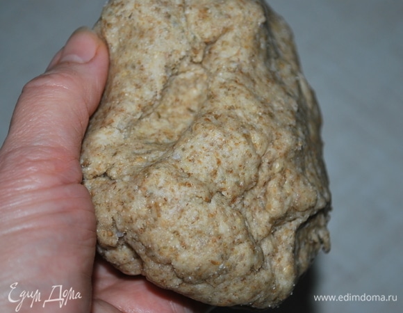 Замесите тесто руками, оберните пищевой пленкой, уберите в холодильник на 20 минут.