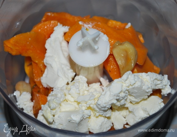 Запеченную тыкву с чесноком поместите в чашу блендера, добавьте сыр.