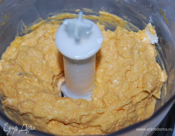 Блендером пробейте тыкву с сыром до состояния пышного крема.