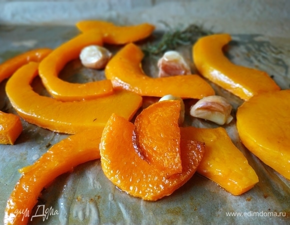 Тыкву очистите и нарежьте средними пластинами. Положите на противень, полейте оливковым маслом, добавьте веточку розмарина. Запекайте тыкву при 180°C до мягкости.