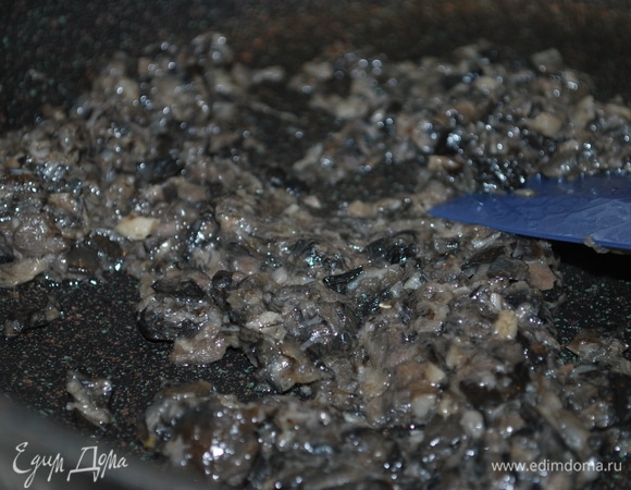 Грибы мелко порубите и обжарьте на сковороде со сливочным маслом до готовности.