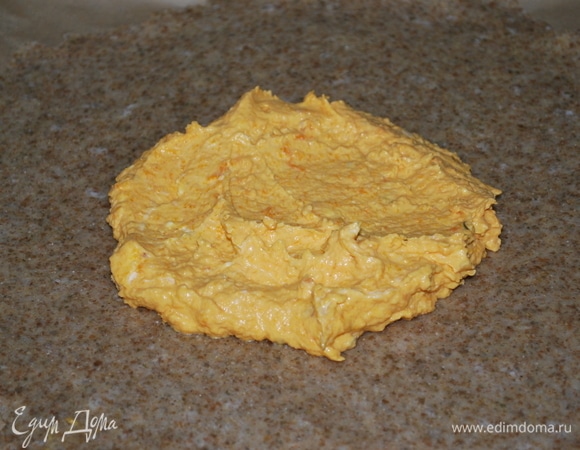 Тесто раскатайте между двумя листами бумаги для выпечки. Выложите сначала пюре из тыквы с сыром, а сверху — грибной слой.