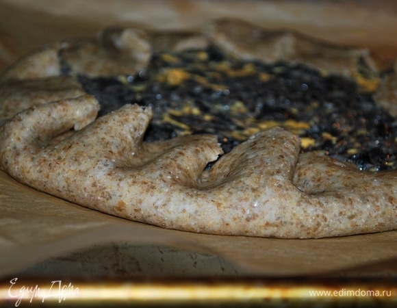 Заверните края галеты и выпекайте 35–40 минут при 180°C.