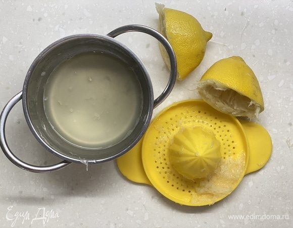 Крем. Отжать сок лимона. Добавить сахар.