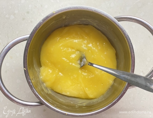 Варить на медленном огне до загущения. Охладить.