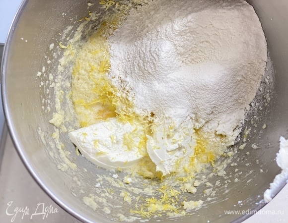 Добавить рикотту, муку, разрыхлитель, цедру лимона. Перемешать.