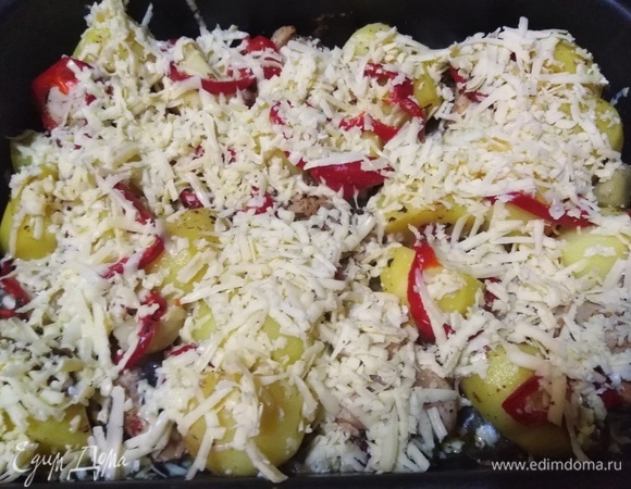 Снять фольгу. Посыпать натертым сыром. Поставить на 5 минут в духовку, чтобы сыр слегка расплавился.